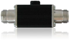 Attachment plug with surge voltage protection, for coaxial signal interfaces with floating shield